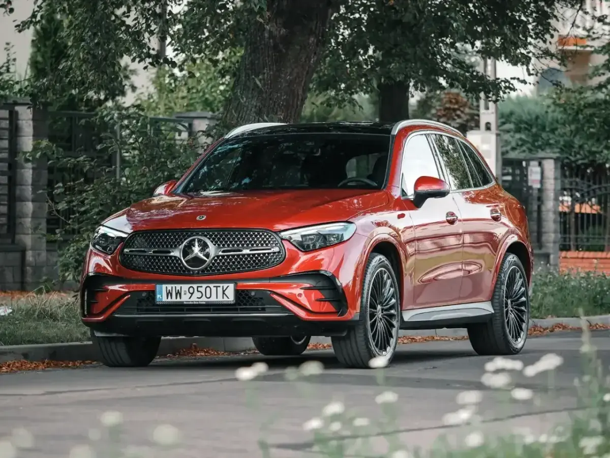 Czerwony Mercedes GLC na polskich tablicach rejestracyjnych. Zastanawiasz się, ile pali ten model?