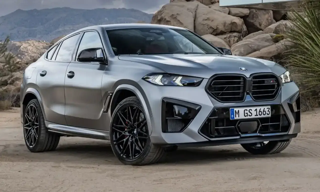 Szary BMW X6 M na tle pustynnego krajobrazu. Sprawdź aktualną bmw x6 cena i dostępne konfiguracje.