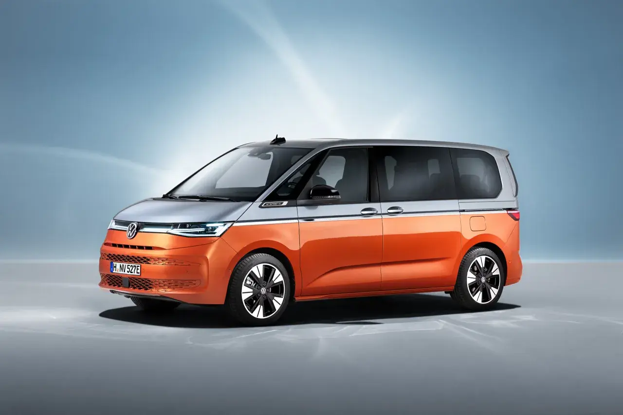 Pomarańczowo-szary Volkswagen Multivan T7 prezentuje się nowocześnie.