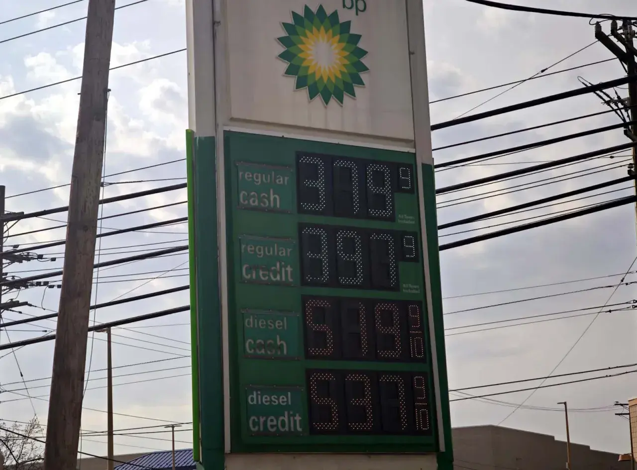 Cena diesla w USA: 5,19 USD za galon gotówką, 5,37 USD kartą.