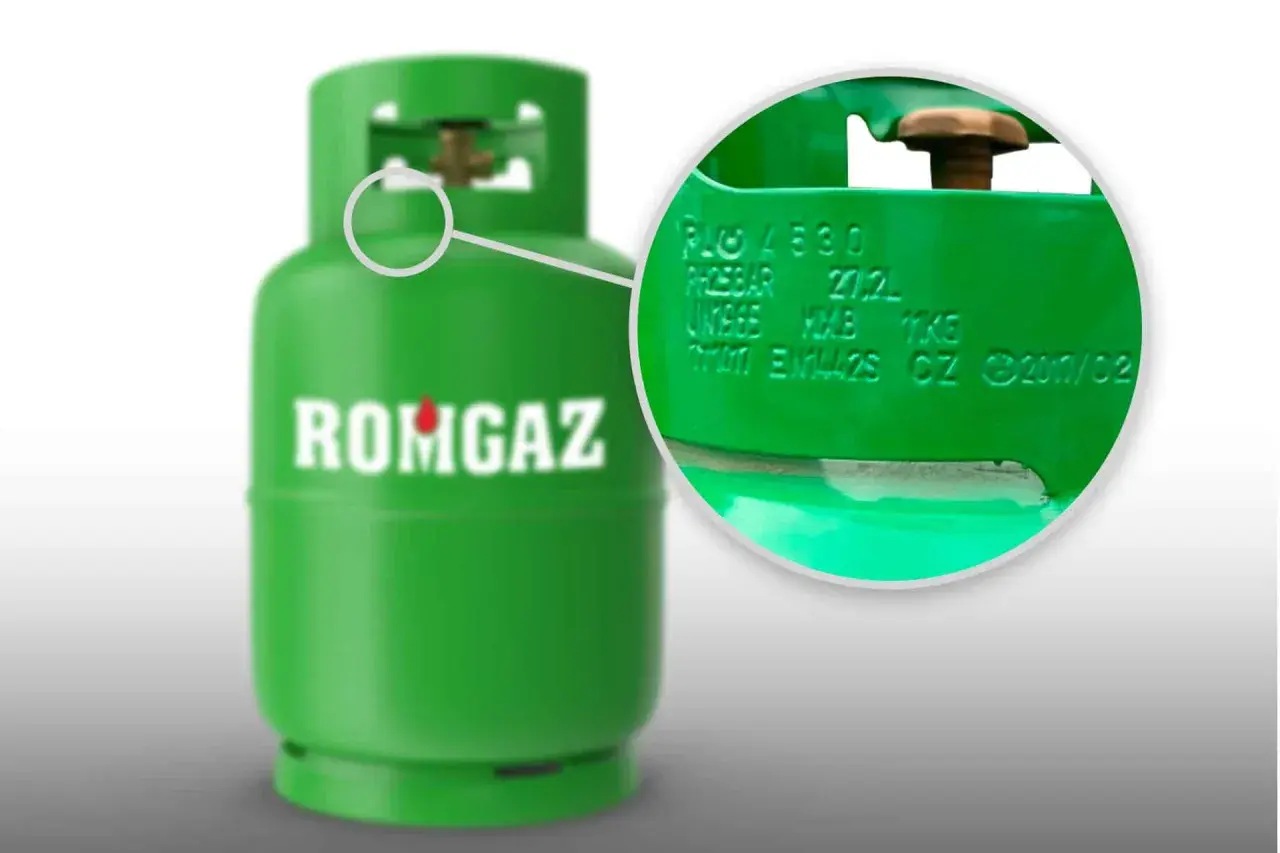 Zielona butla LPG z powiększeniem na wybite oznaczenia legalizacyjne.