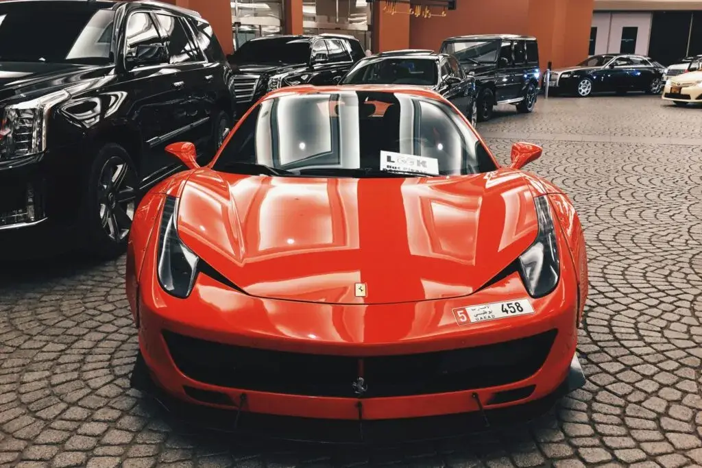 Ile kosztuje nowe ferrari? Ceny modeli i co wpływa na ich wartość