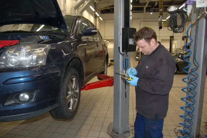 Jak podnieść auto na lewarku bezpiecznie i uniknąć błędów