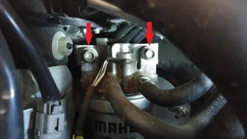 Gdzie znajduje się filtr paliwa w Mazda 3 1.6 benzyna? Sprawdź teraz!