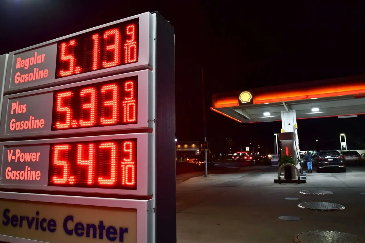 Ceny benzyny: Regular 5.13, Plus 5.33, V-Power 5.43. Zastanawiasz się, ile to galon benzyny?