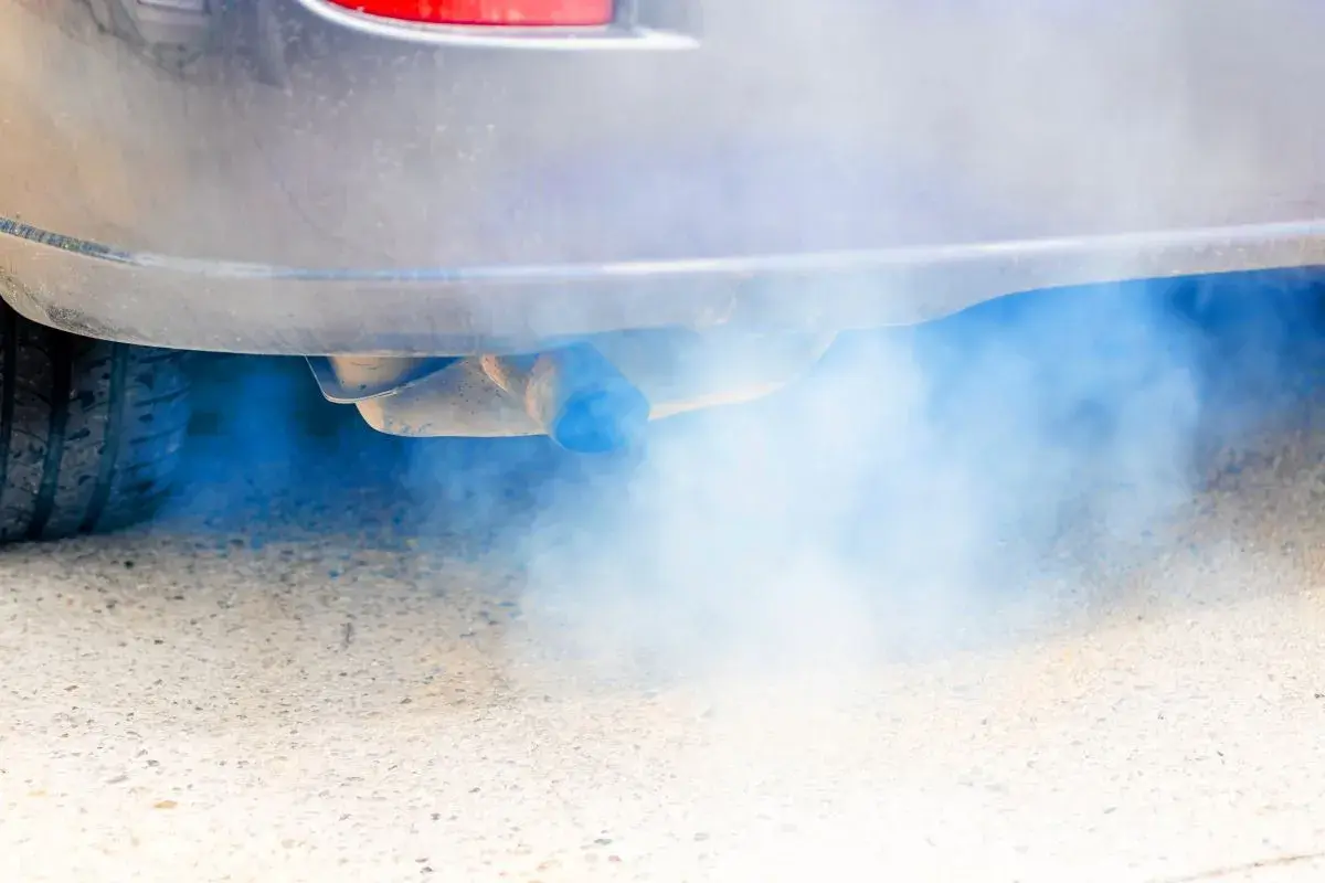 Niebieski dym z rury wydechowej sugeruje problem z silnikiem. Który diesel jest tańszy, czarny czy niebieski? Ten z niebieskim dymem na pewno nie.