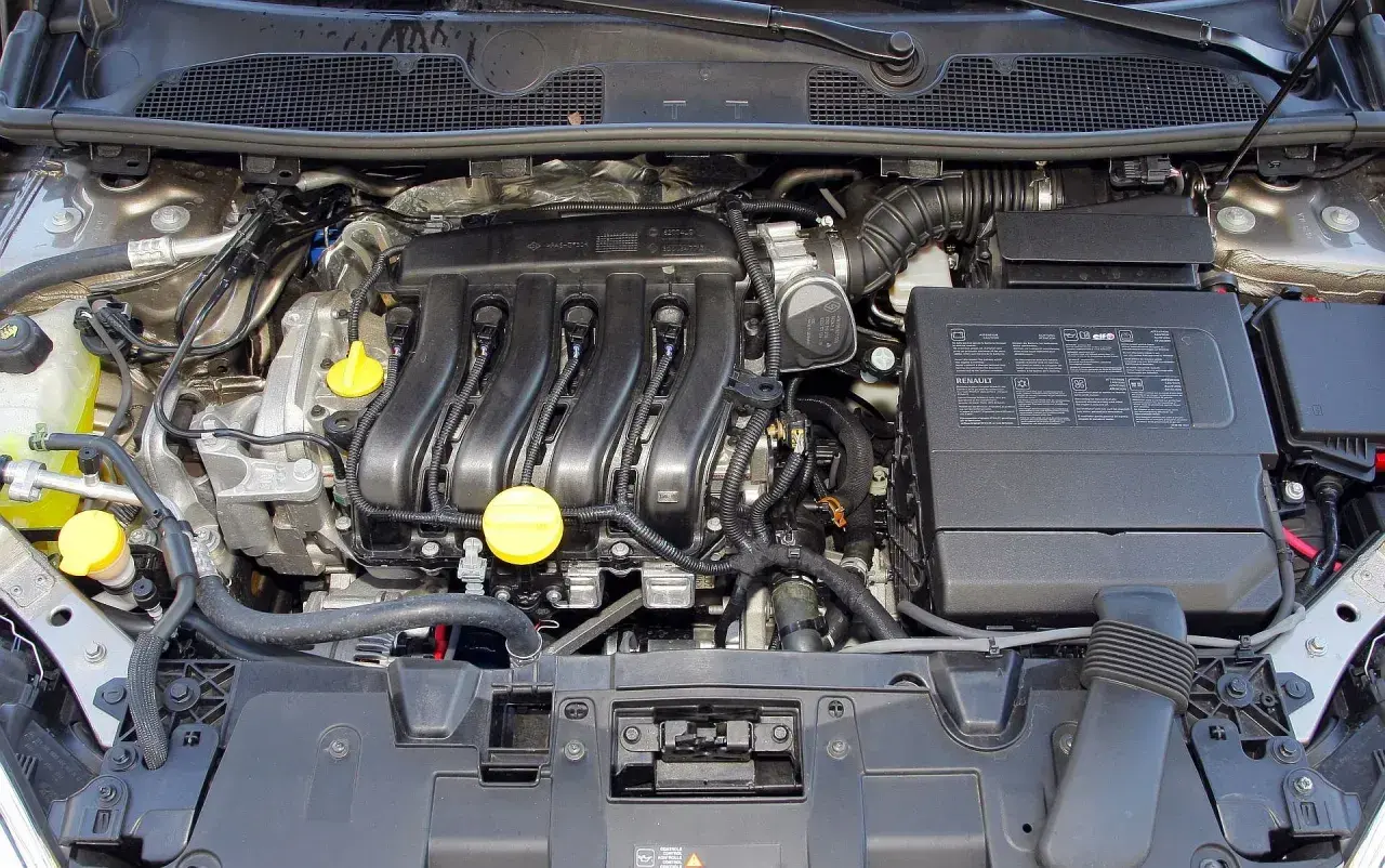 Silnik Renault Megane 3 z widocznymi przewodami i osłonami.