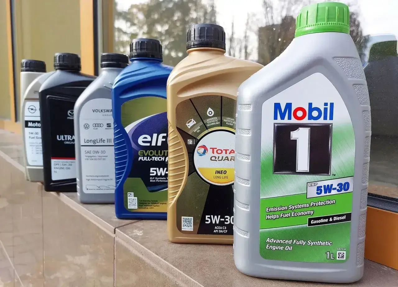 Wybór odpowiedniego oleju do silnika diesla to klucz do jego długowieczności. Na zdjęciu różne oleje 5W-30, m.in. Mobil 1, Total Quartz Ineo, Elf Evolution.