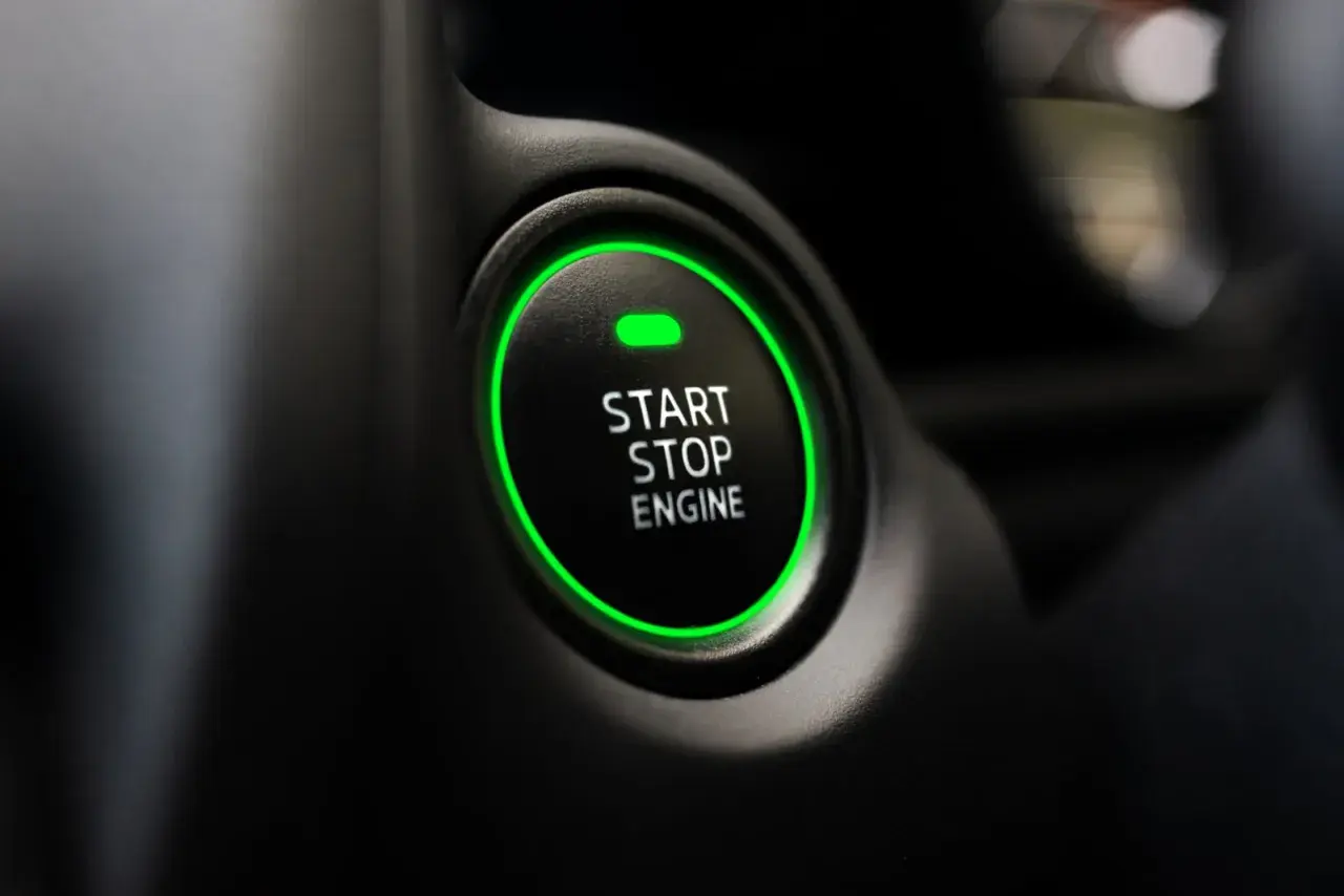 Przycisk "START STOP ENGINE" świeci na zielono. Czy można odpalić diesla od benzyny? To pytanie, na które ten przycisk nie odpowie.
