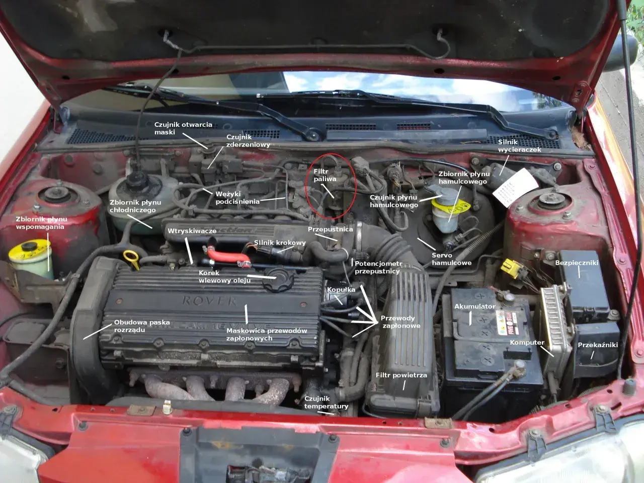 Silnik Toyota Yaris 1.3 benzyna. Czerwonym kółkiem zaznaczono filtr paliwa.