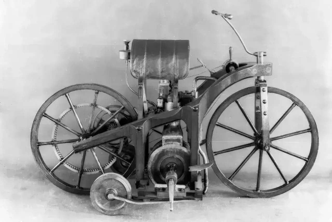 Pierwszy motocykl z silnikiem spalinowym, wynaleziony w 1885 roku.