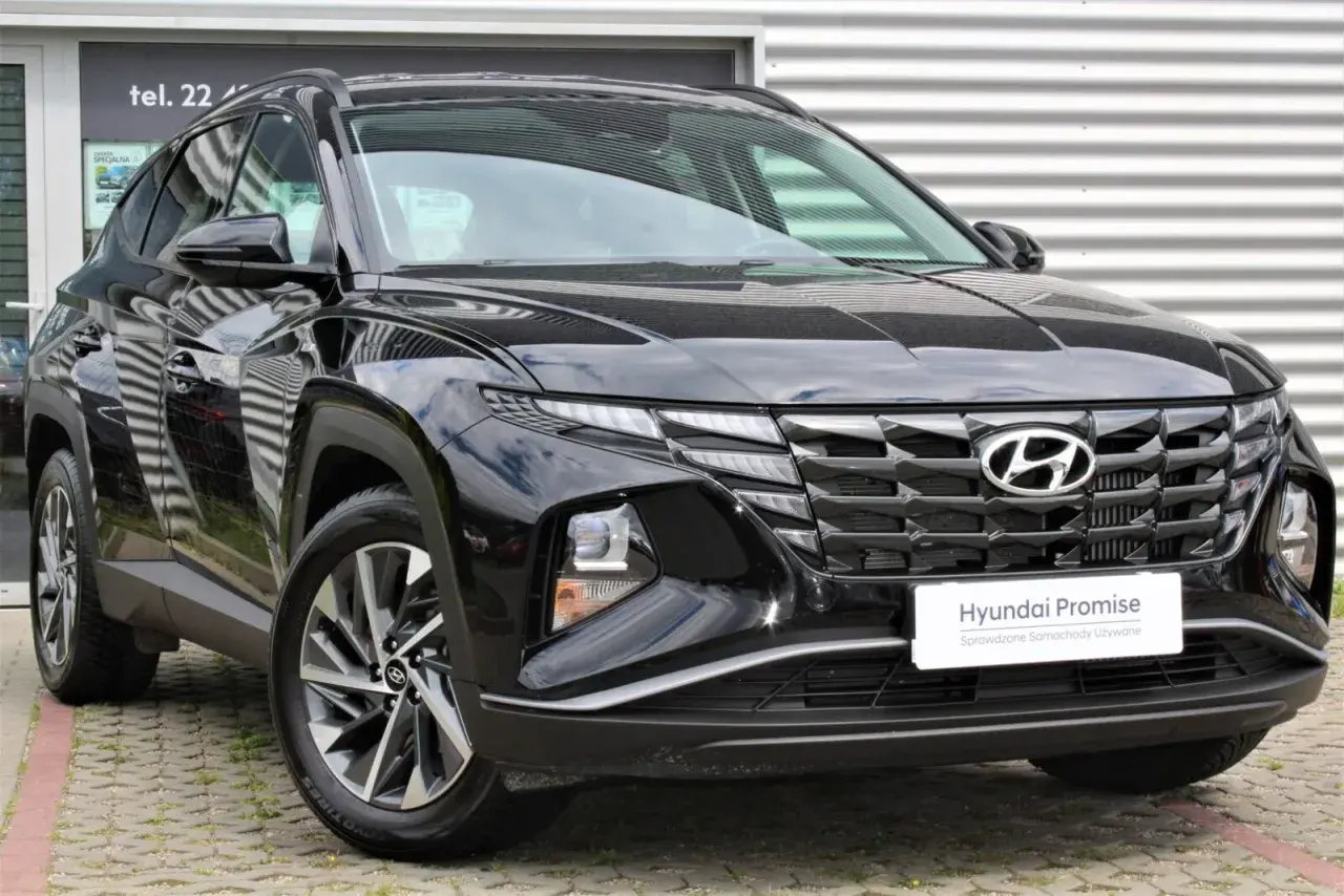Czarny Hyundai Tucson z przodu, z grillem i światłami LED.