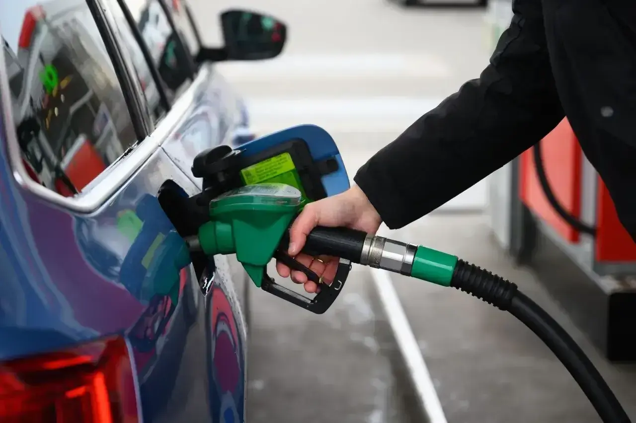 Tankowanie samochodu. Czy diesel to ropa? Tak, to paliwo do silników Diesla.