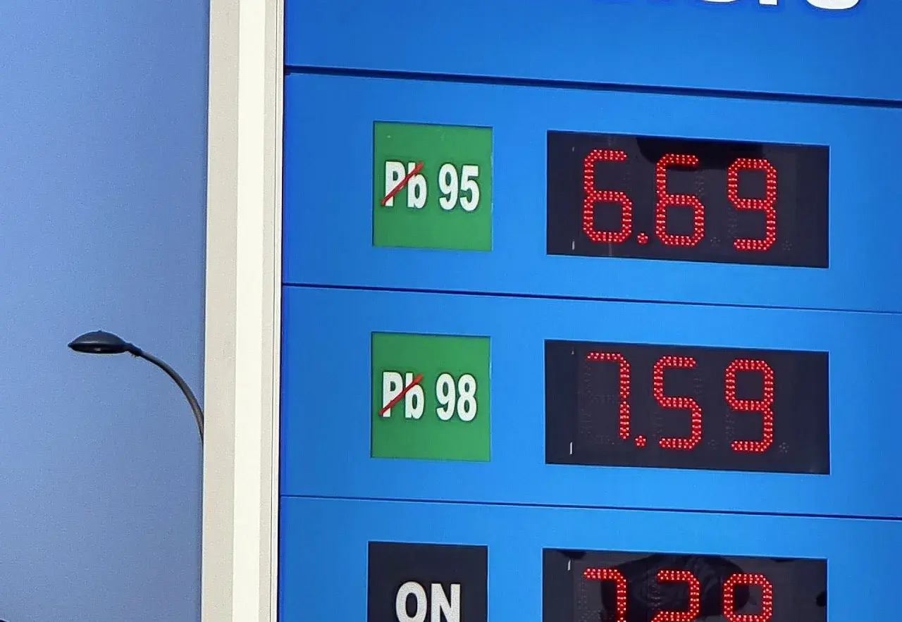 Cena paliwa Pb 95 to 6.69, a Pb 98 to 7.59. Liczba oktanowa informuje o odporności paliwa na spalanie stukowe.