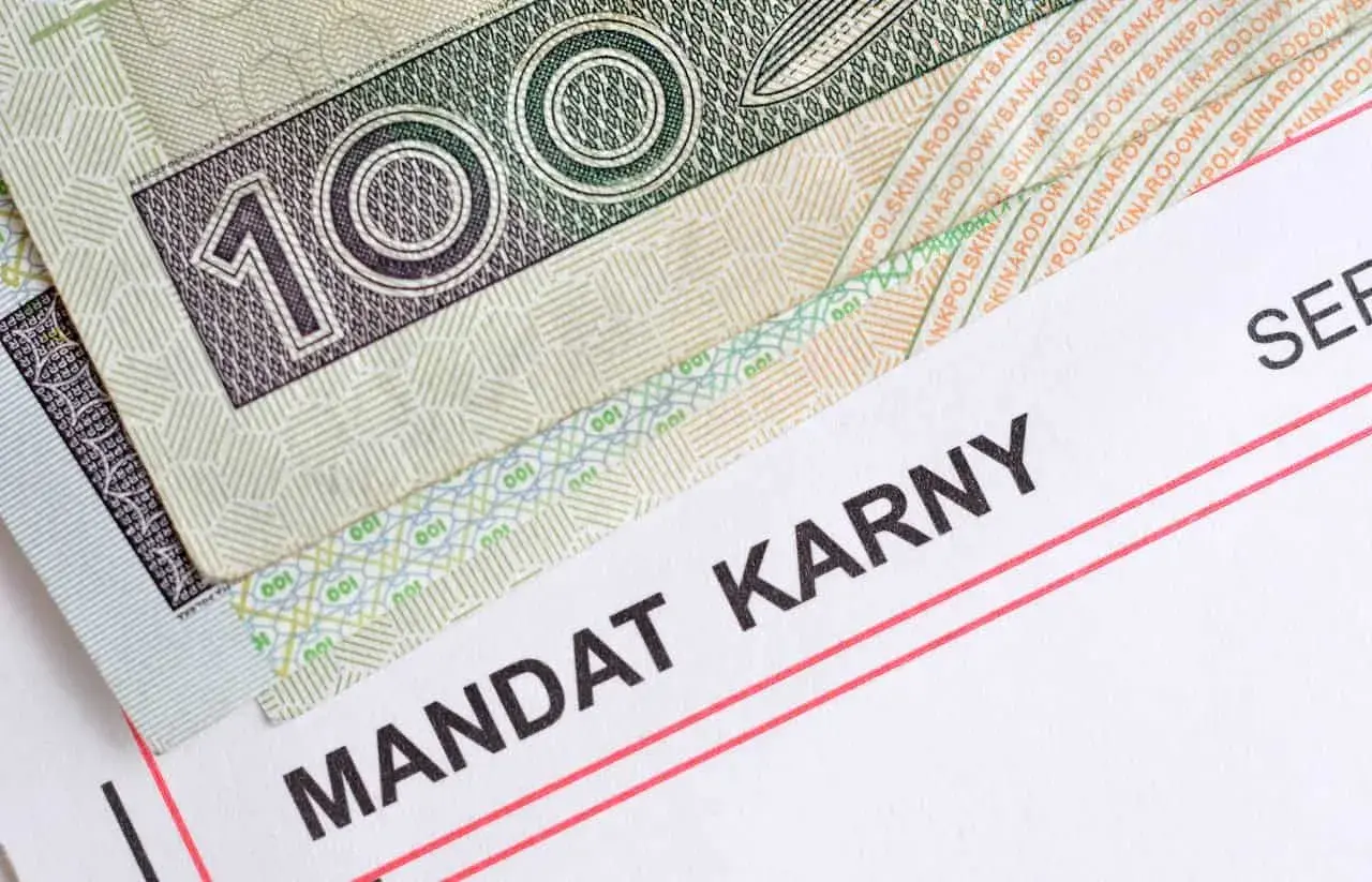 Polskie banknoty i dokument "MANDAT KARNY". Zastanawiasz się, jak sprawdzić mandat z Austrii online?