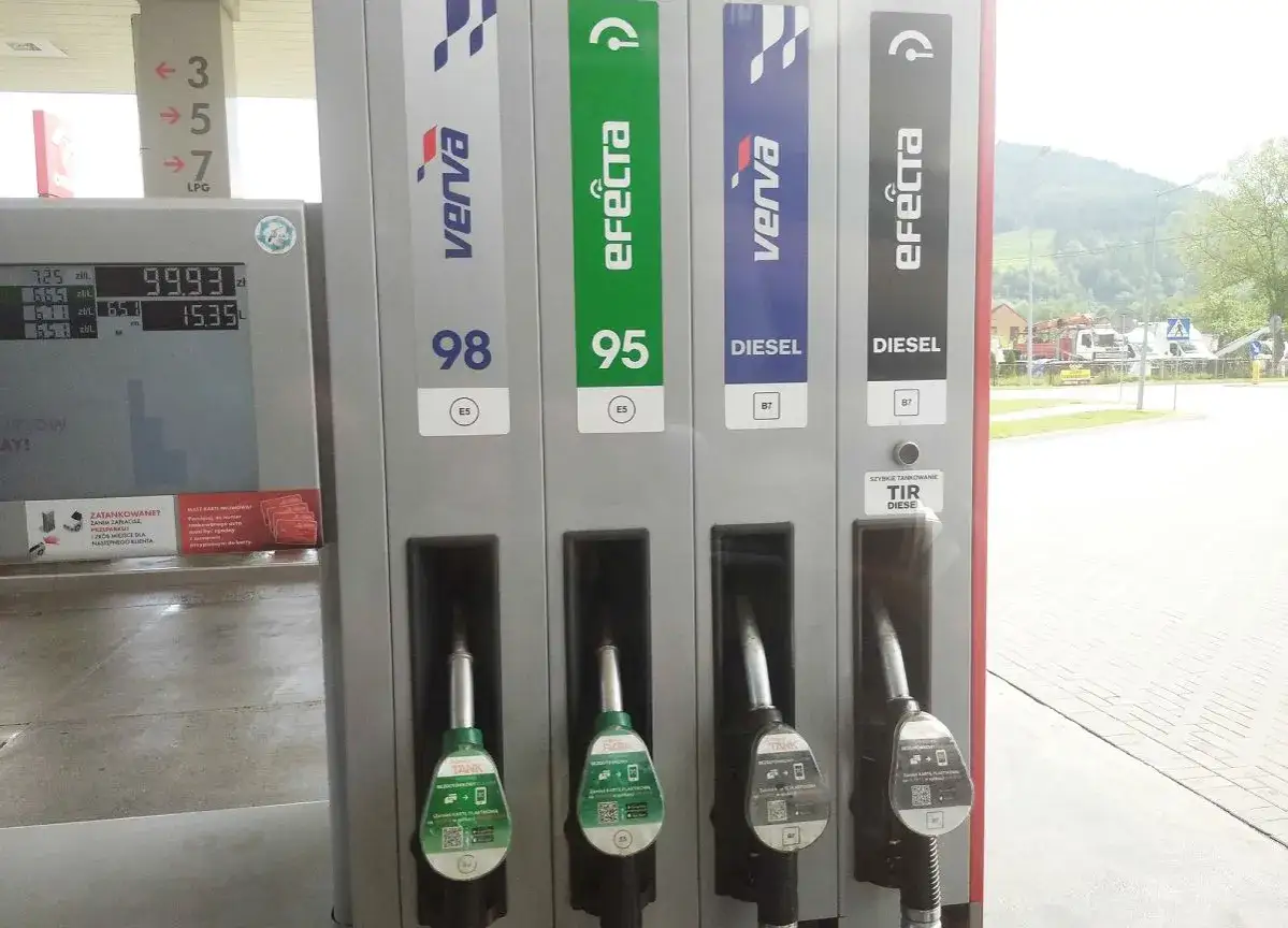 Stacja paliw z dystrybutorami: Verva 98, Efekta 95, Verva Diesel, Efekta Diesel. Czy ropa to diesel? Tak, tu tankujemy diesel.