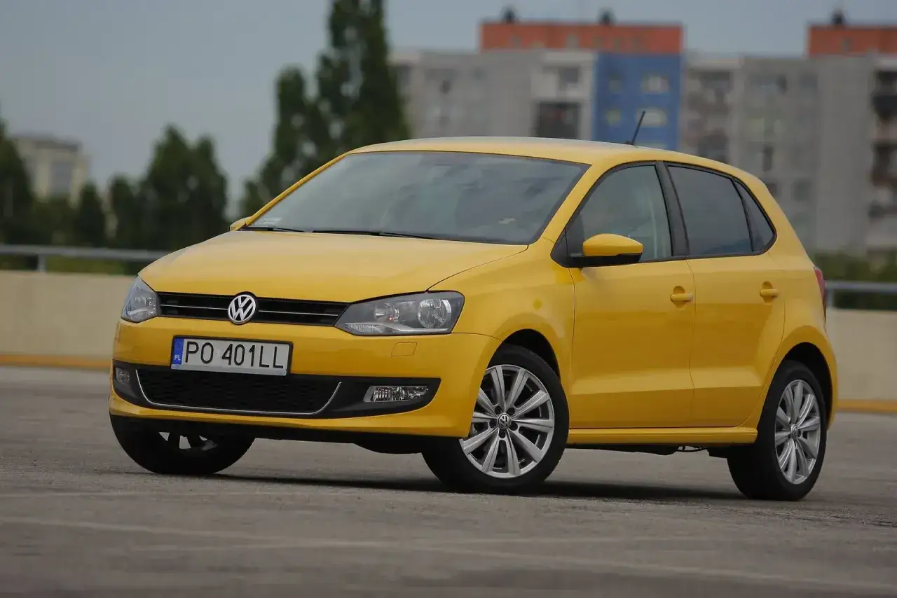Żółty Volkswagen Polo na parkingu. Zastanawiasz się, ile pali ten model?