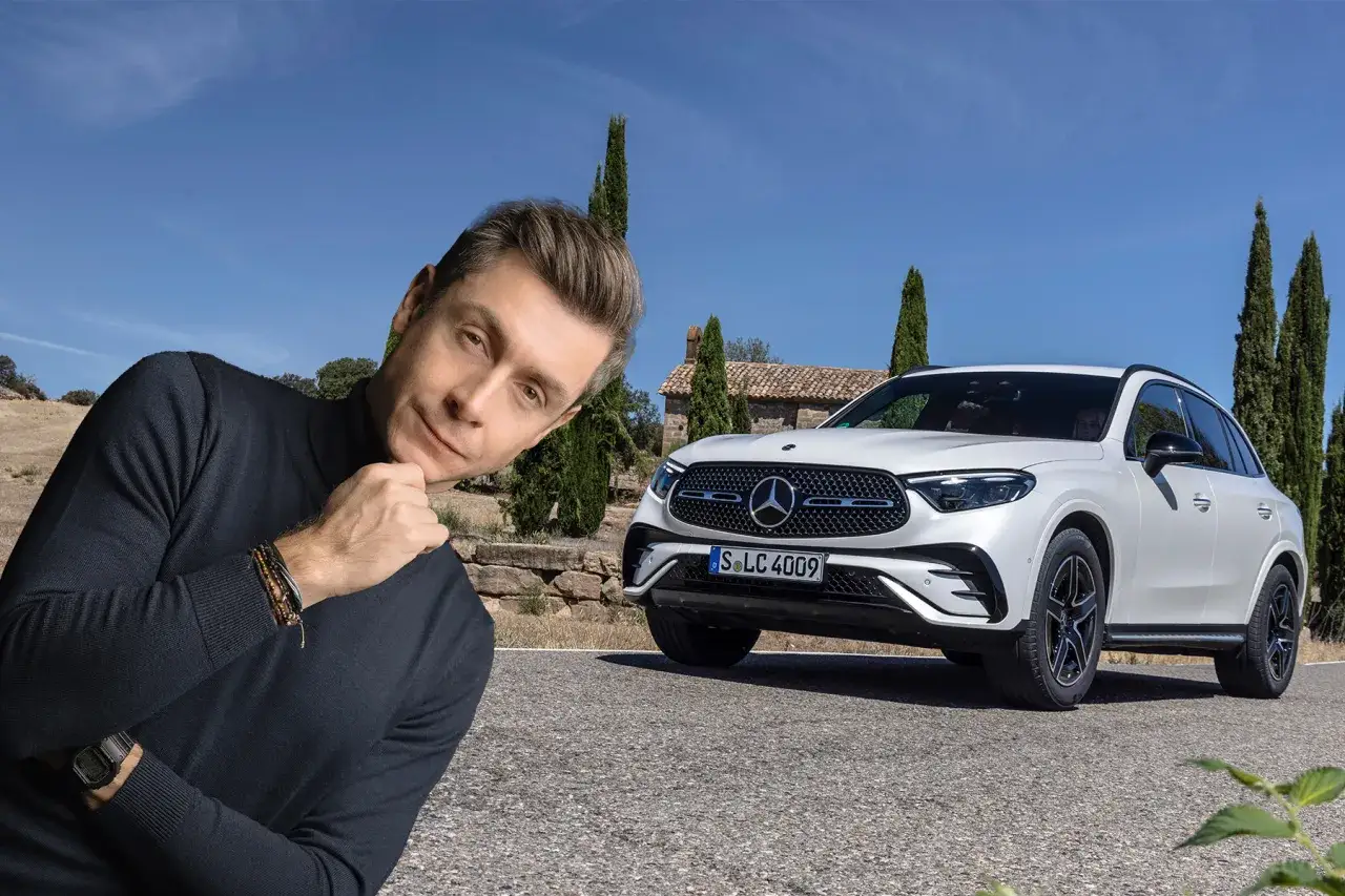 Mężczyzna zastanawia się, ile pali Mercedes GLC na malowniczej drodze.