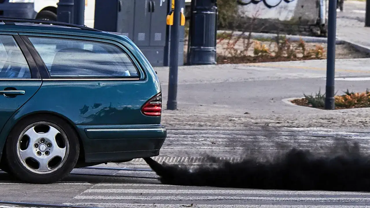 Zielony diesel kopci na czarno. Który diesel jest tańszy: czarny czy niebieski?