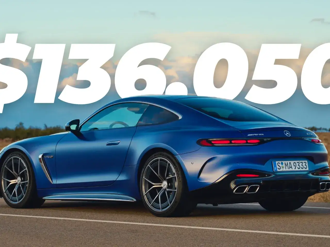 Niebieski Mercedes-AMG GT z ceną $136.050 na tle nieba.