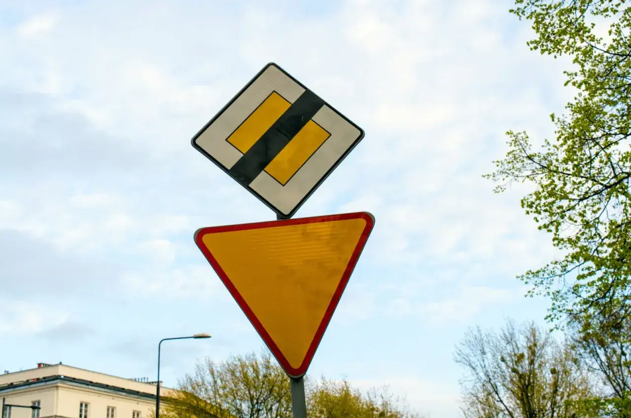 Znak droga z pierwszeństwem i znak ustąp pierwszeństwa. Kierowcy powinni wiedzieć, kto ma pierwszeństwo.