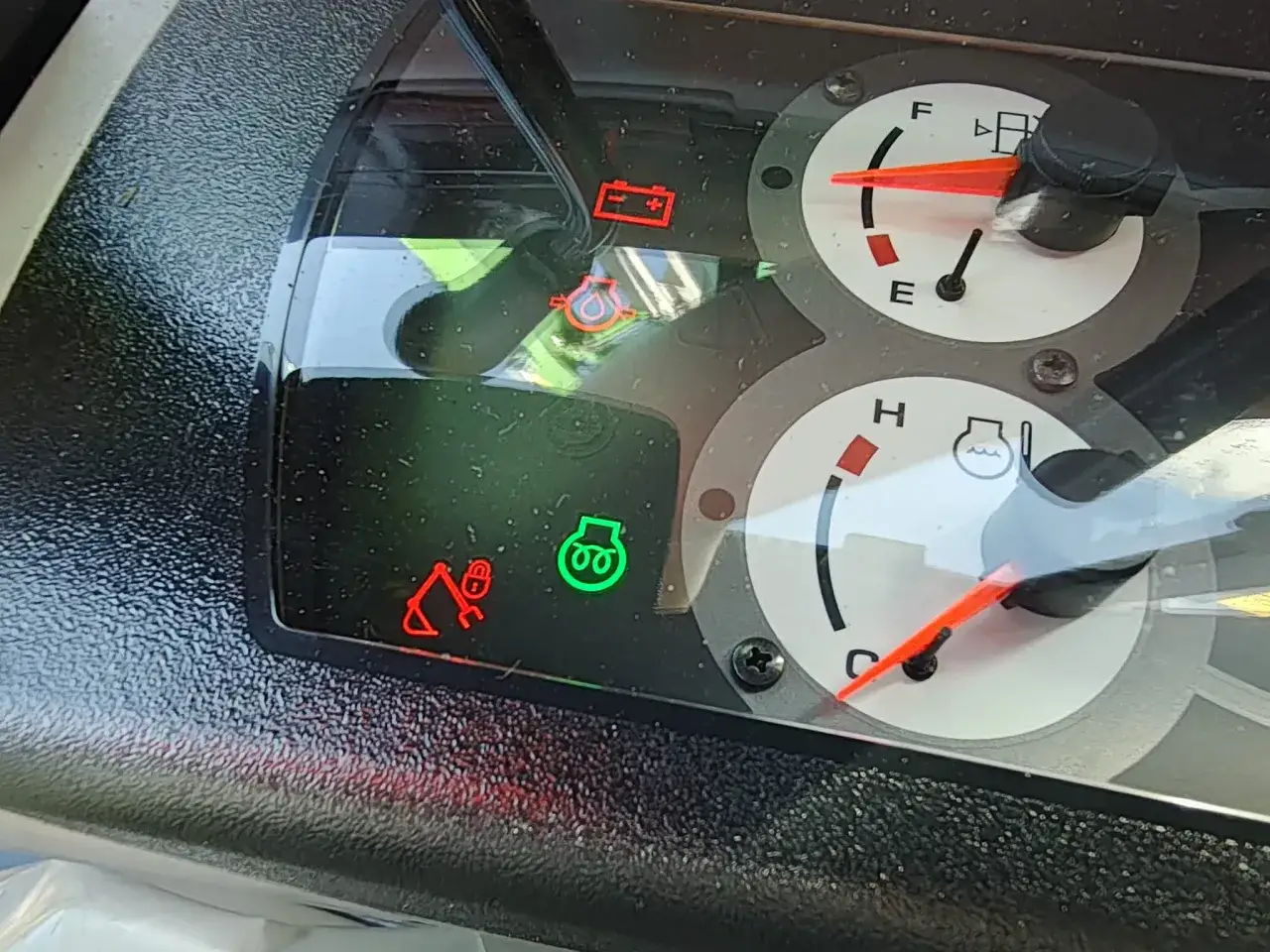 Kontrolki na desce rozdzielczej: akumulator, świece żarowe (kluczowe przy tym, jak odpalać diesla), ciśnienie oleju, wskaźnik paliwa i temperatury.