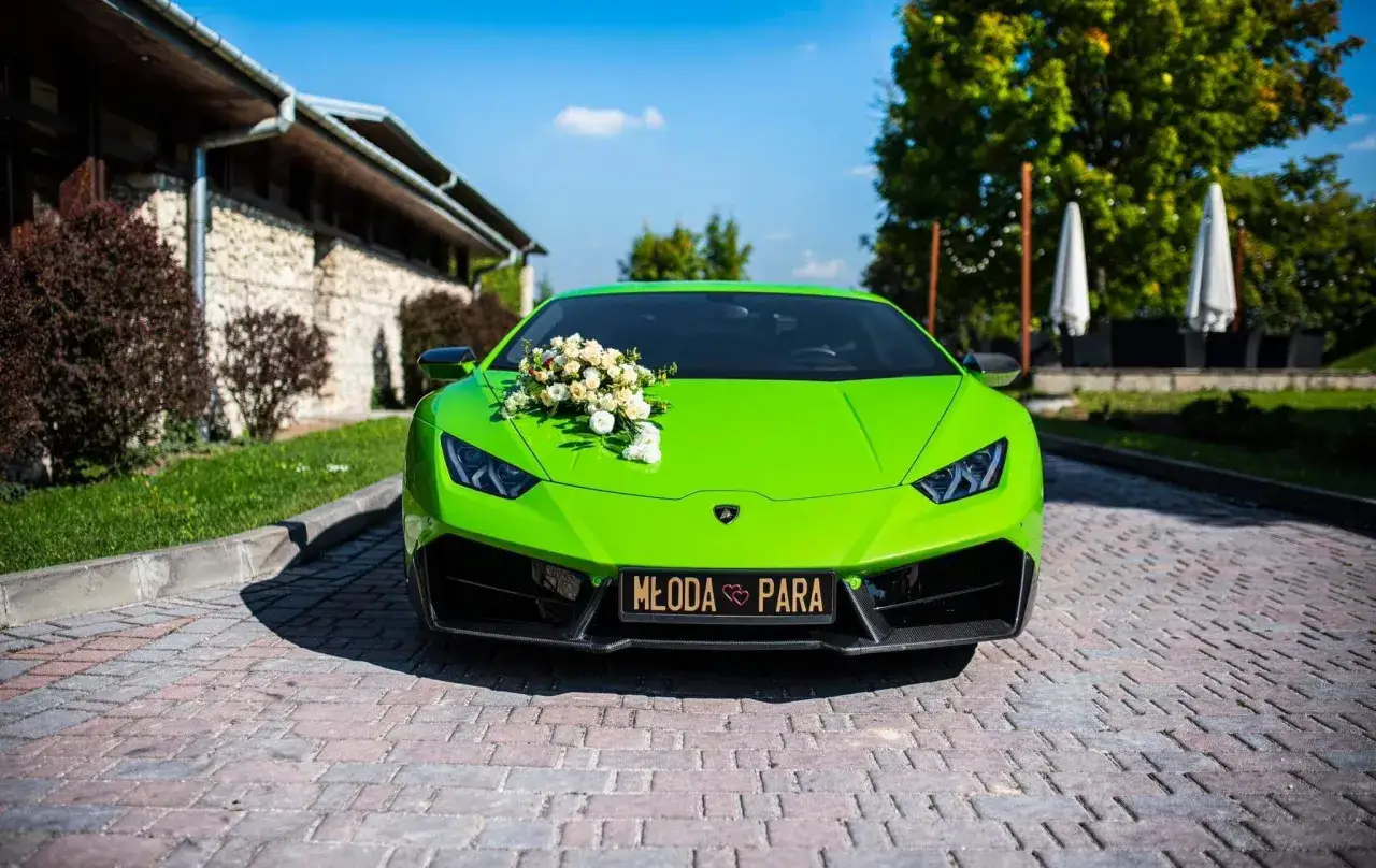Zielone Lamborghini z bukietem kwiatów na masce i tablicą