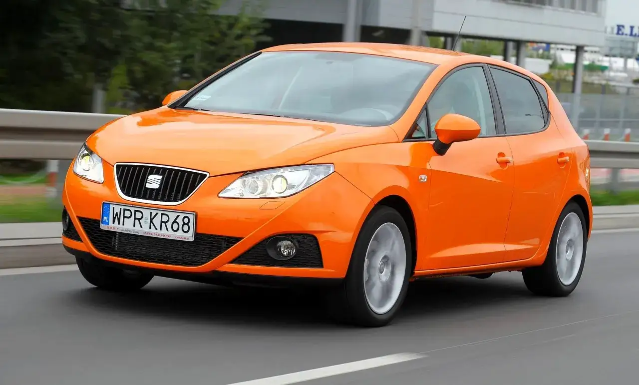 Pomarańczowy Seat Ibiza 1.4 benzyna w ruchu.