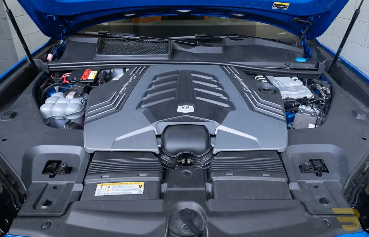 Silnik V8 Lamborghini Urus, który generuje 650 KM, z otwartą maską.