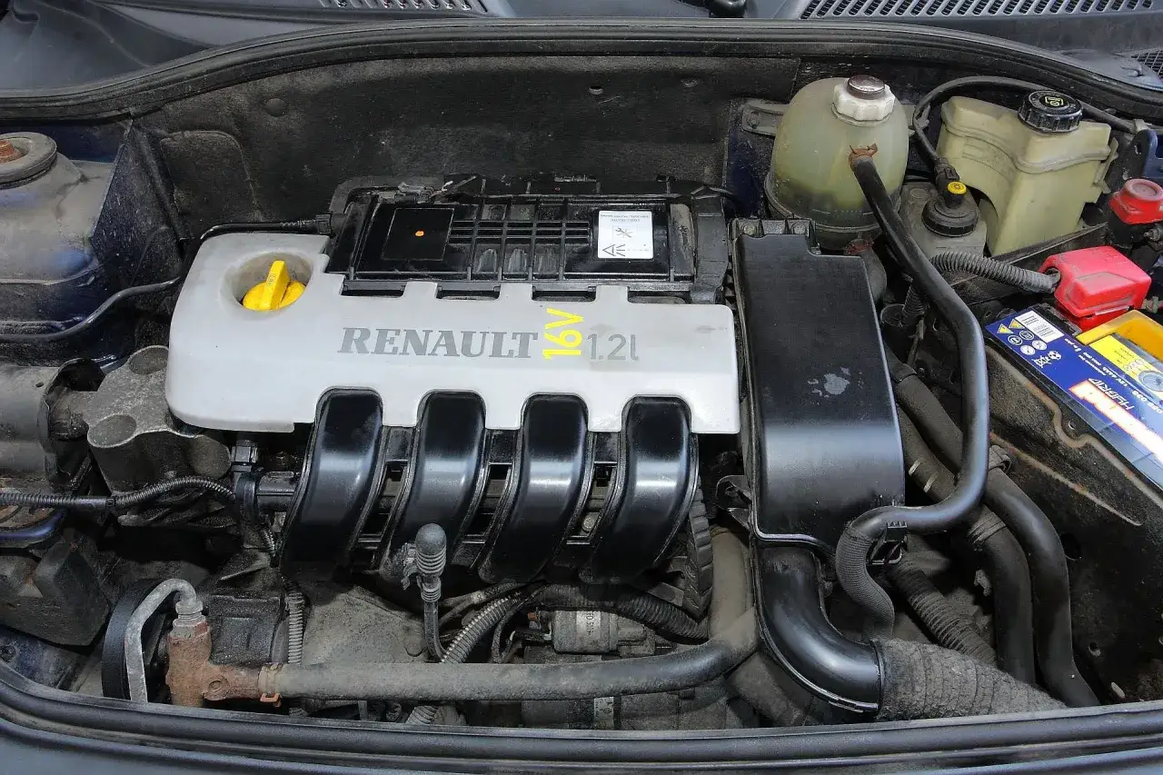 Silnik 1.2L 16V z napisem RENAULT, widoczny w komorze silnika samochodu Clio 2.