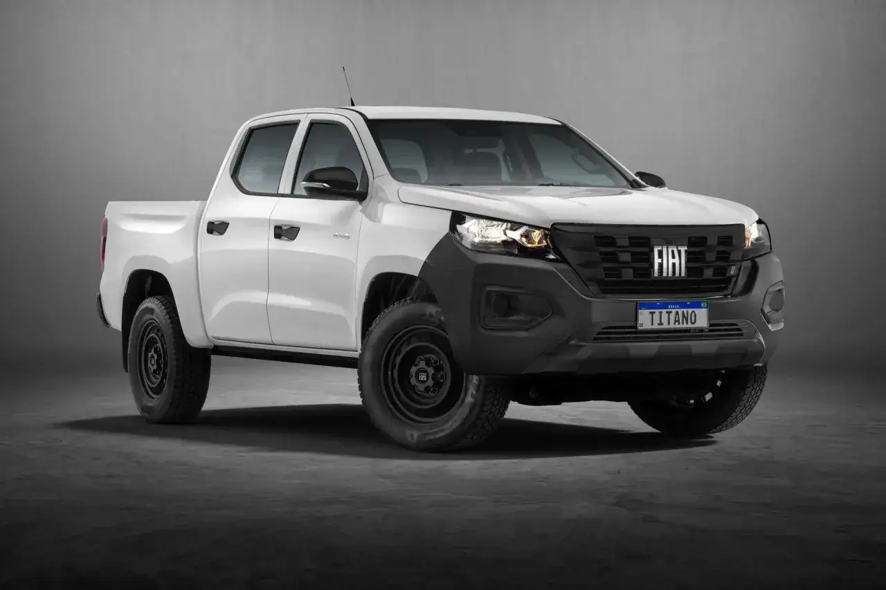 Biały Fiat Titano, potężny pickup z czarnymi zderzakami i felgami, gotowy na każde wyzwanie.