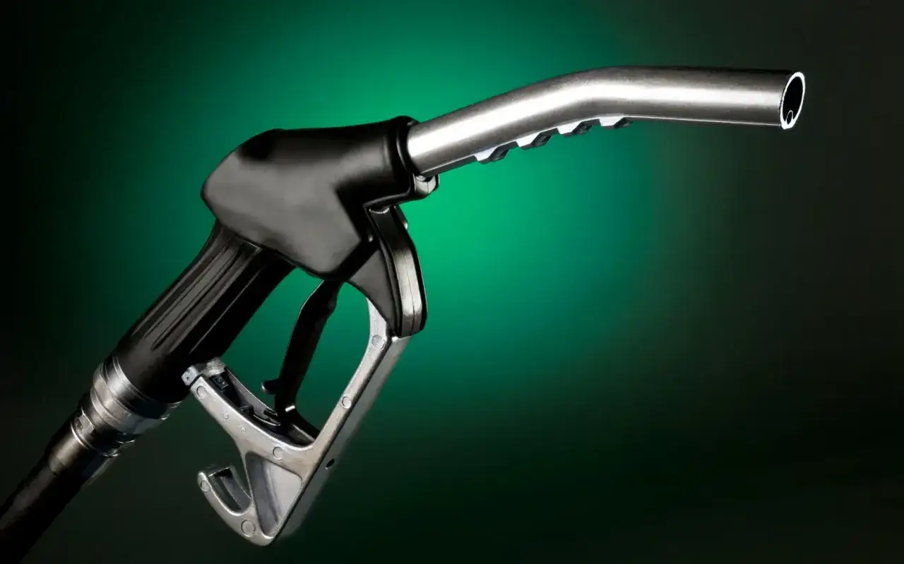 Pistolet do tankowania, gotowy do nalania ropy do baku. Czy diesel to ropa? Tak, to właśnie ona!