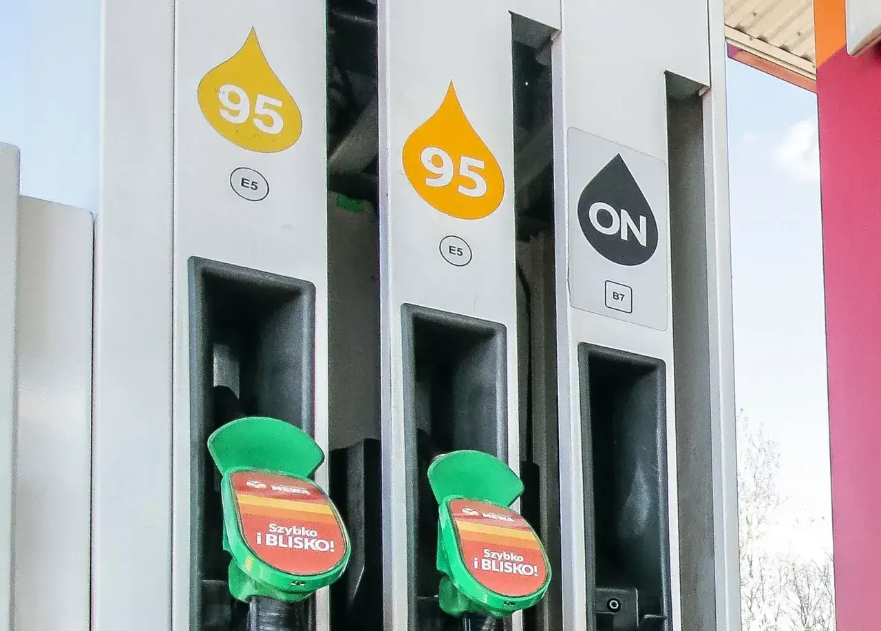Dwa dystrybutory paliwa z oznaczeniami 95 (benzyna) i ON (diesel). Czy ropa i diesel to to samo? Nie, to różne paliwa.