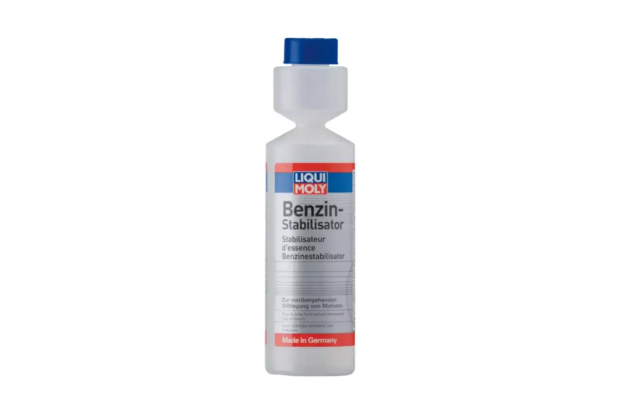 Dodatek do benzyny Liqui Moly Benzin-Stabilisator w białej butelce z niebieską zakrętką, idealny do zabezpieczenia silnika podczas postoju.
