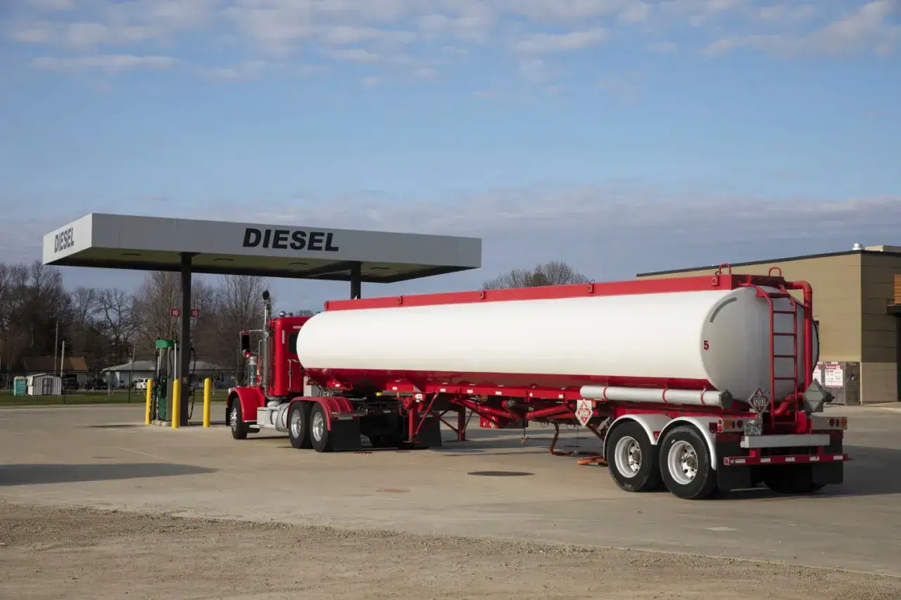 Ciężarówka z cysterną pod dystrybutorem DIESEL. Zastanawiasz się, ile kosztuje galon ropy w USA?