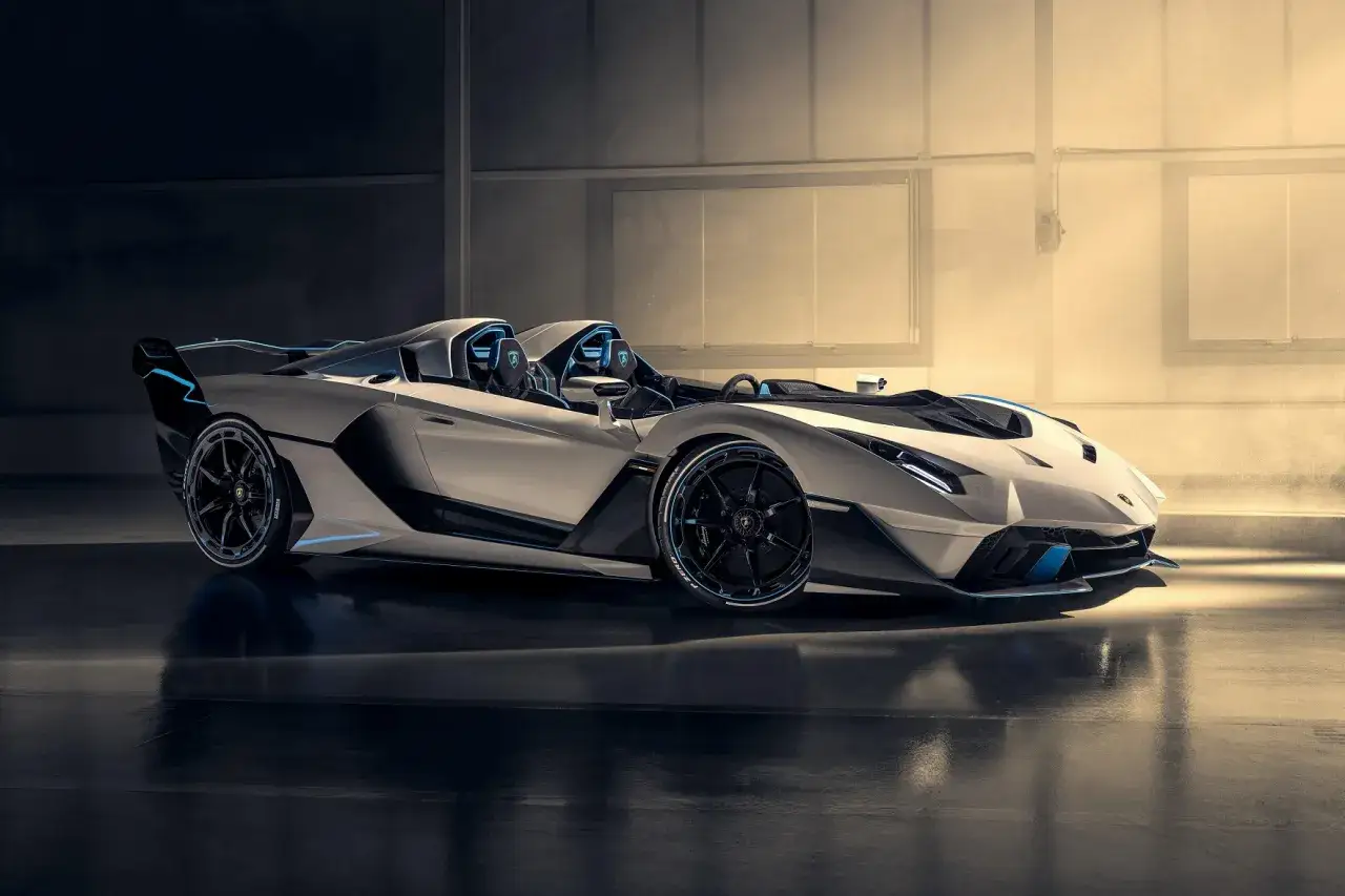 Wyjątkowy, biały roadster Lamborghini z niebieskimi akcentami. Tak się wymawia lamborghini – z pasją i mocą!