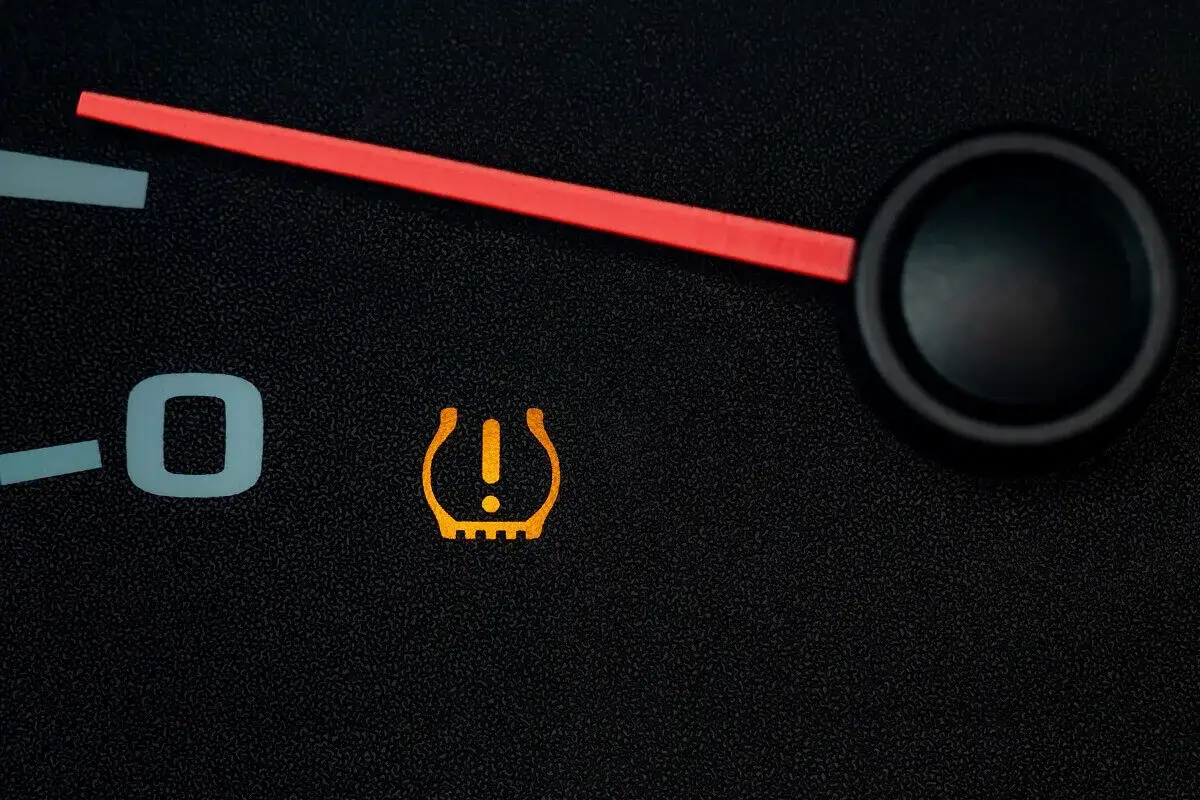 Kontrolka TPMS co to? Oznacza niski poziom ciśnienia w oponach. Czas sprawdzić ciśnienie!