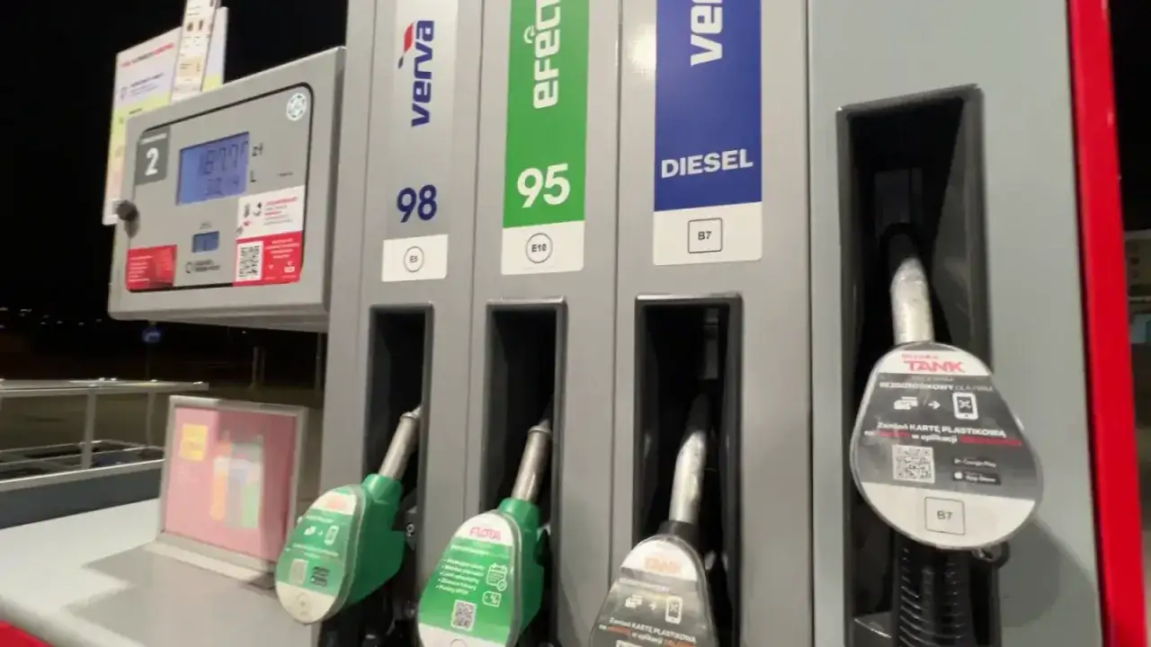 Dystrybutor paliwa z opcjami Verwa 98, 95 i DIESEL. Czy na pewno chcesz zatankować DIESEL?