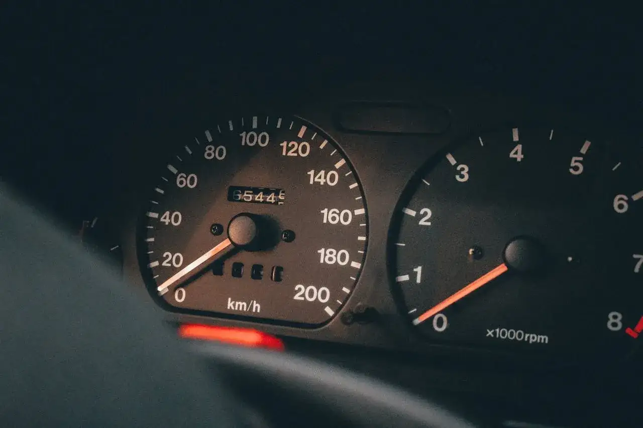 Deska rozdzielcza z prędkościomierzem i obrotomierzem. Wskazówka prędkościomierza pokazuje ok. 20 km/h, idealnie do nauki, jak oszczędnie jeździć dieslem.