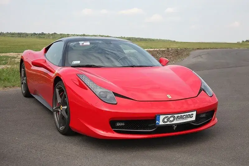 Zdjęcie Kim był Ferrari? Poznaj fascynującą historię Enzo i Amadeusza