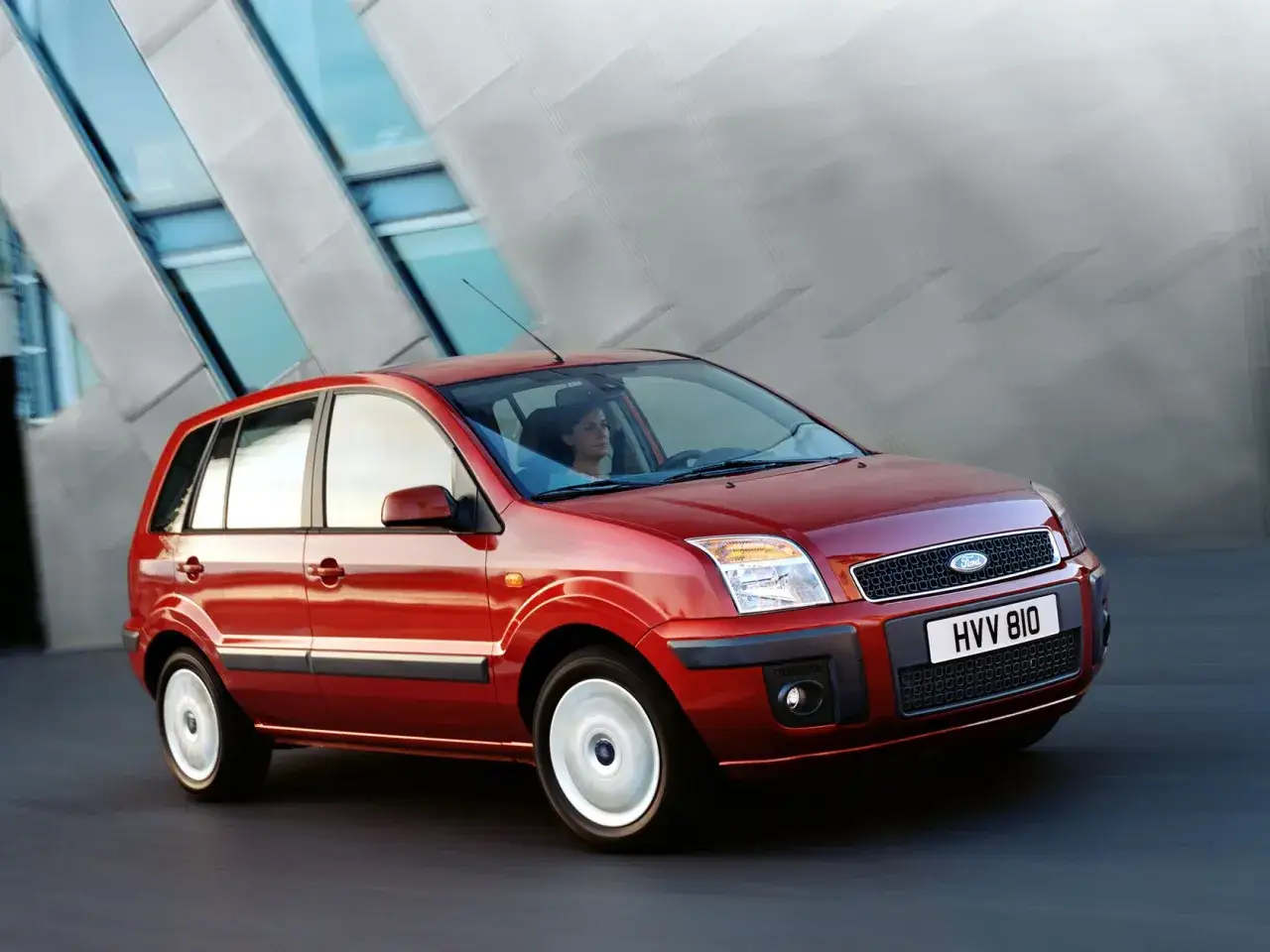 Czerwony Ford Fusion 1.4 benzyna w ruchu. Pamiętaj o wymianie rozrządu co ok. 100-120 tys. km.