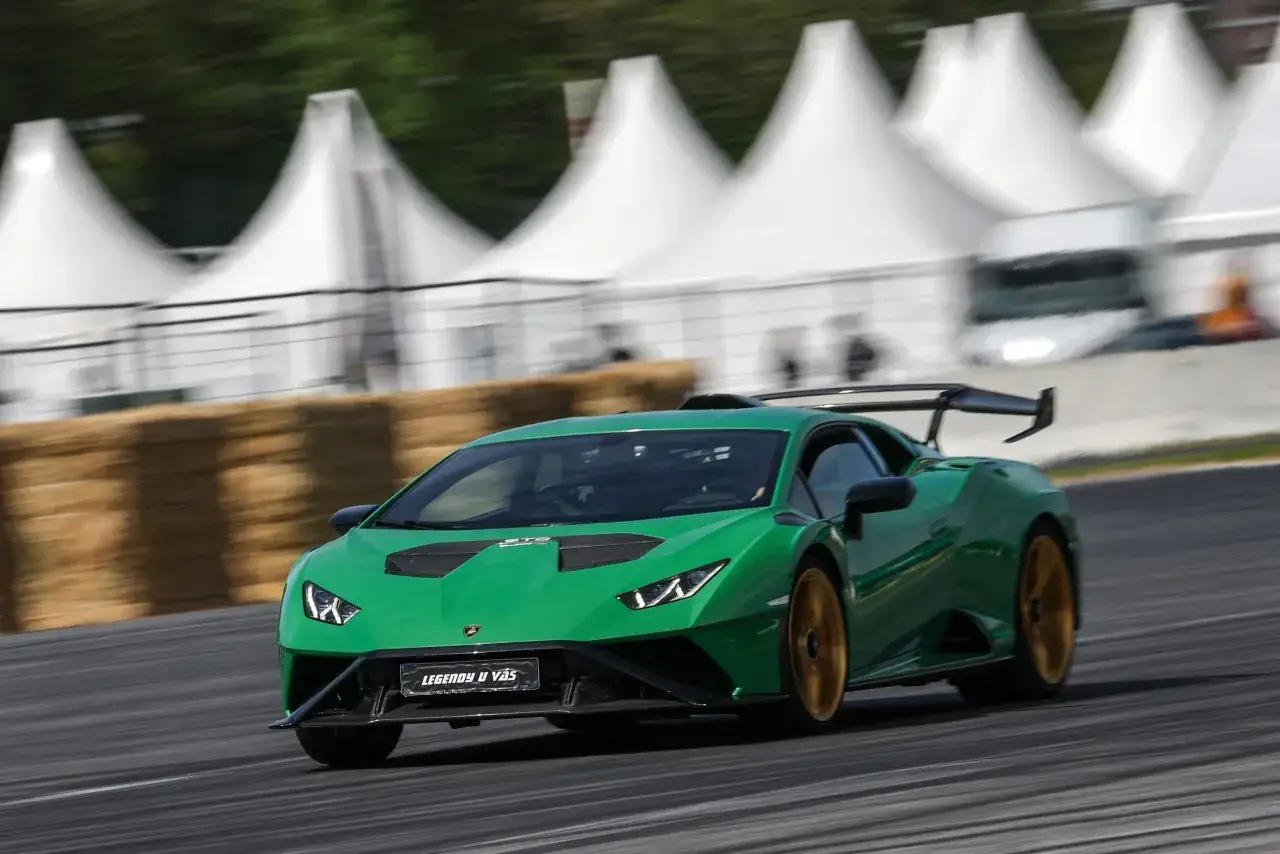 Zielone Lamborghini Huracan STO na torze wyścigowym. Zastanawiasz się, ile kosztuje Lamborghini STO?