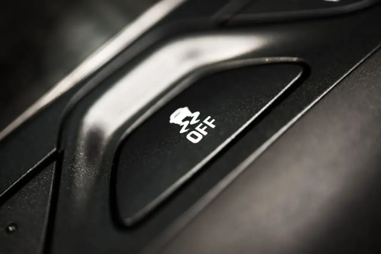 Zdjęcie Co oznacza DTC w BMW i jak wpływa na bezpieczeństwo jazdy?