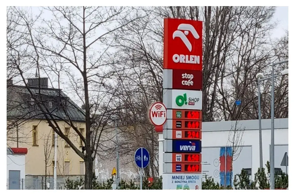 Cena diesla na Orlenie to 6,69 zł. Obok widnieje cena benzyny 95 za 6,20 zł.