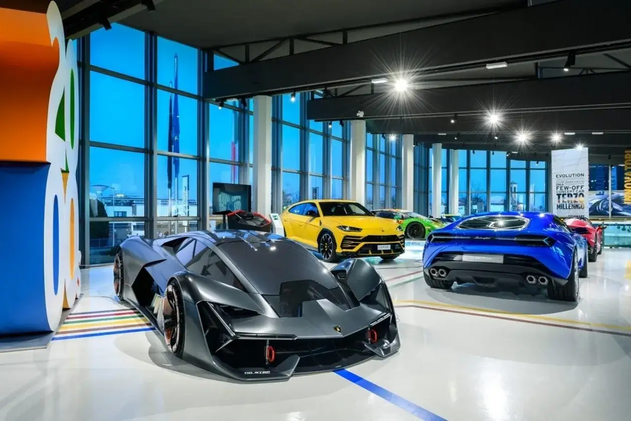 W fabryce Lamborghini w Sant'Agata Bolognese powstają te luksusowe samochody. Wnętrze muzeum pełne jest sportowych aut.