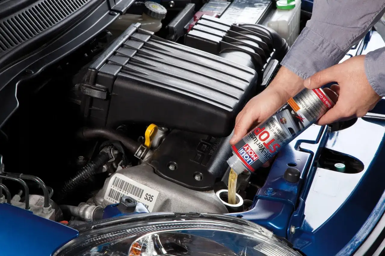 Wlewam do silnika preparat LIQUI MOLY STOP WYCIEKOM, aby zapobiec wyciekom oleju i uszczelnić silnik.