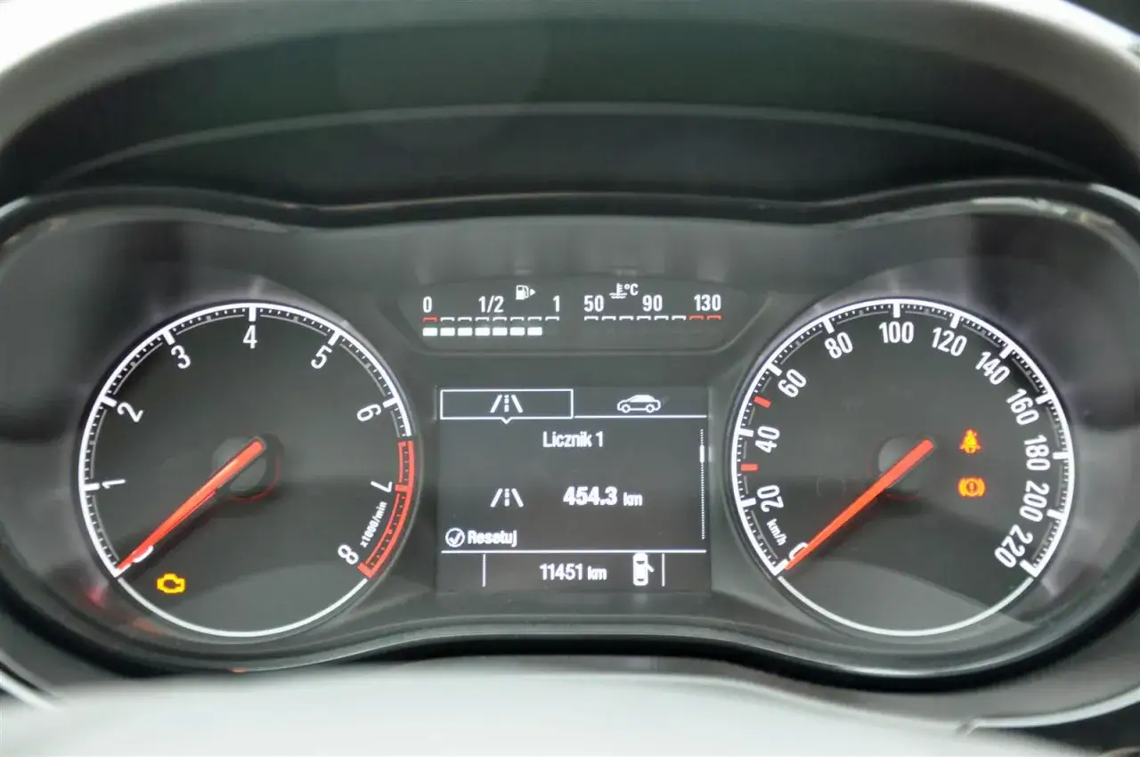 Na desce rozdzielczej Opel Corsa D widać wskaźnik temperatury silnika. Aby sprawdzić temperaturę, spójrz na skalę od 50 do 130°C.