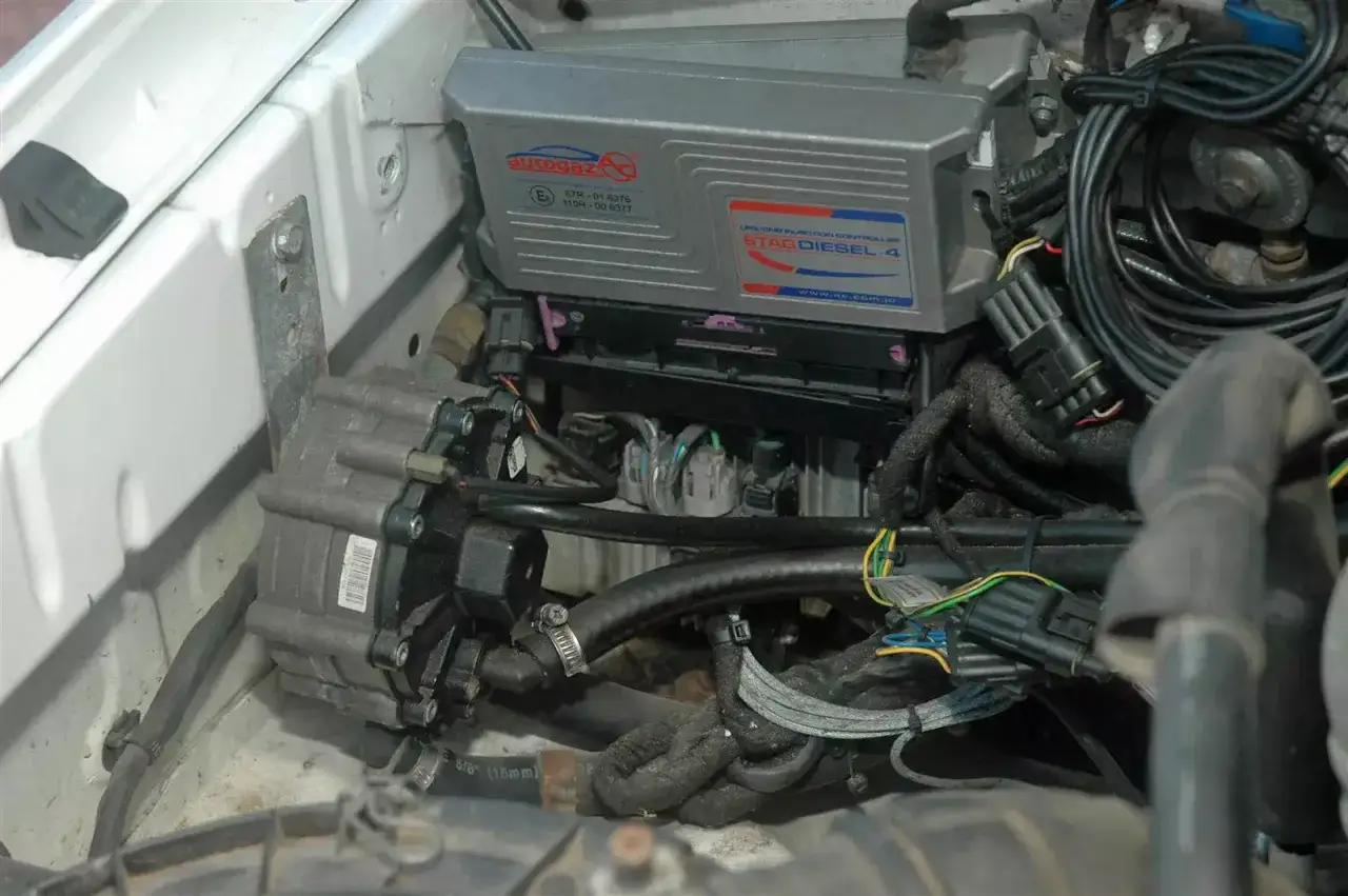 System STAG DIESEL-4 do diesla, pokazujący, czy do diesla można założyć gaz. Widoczny sterownik i reduktor.