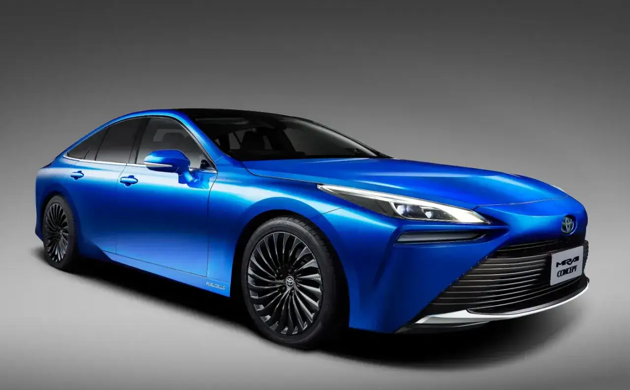 Niebieski Toyota Mirai, samochód przyszłości na ogniwa paliwowe, prezentuje futurystyczny design i innowacyjną technologię.