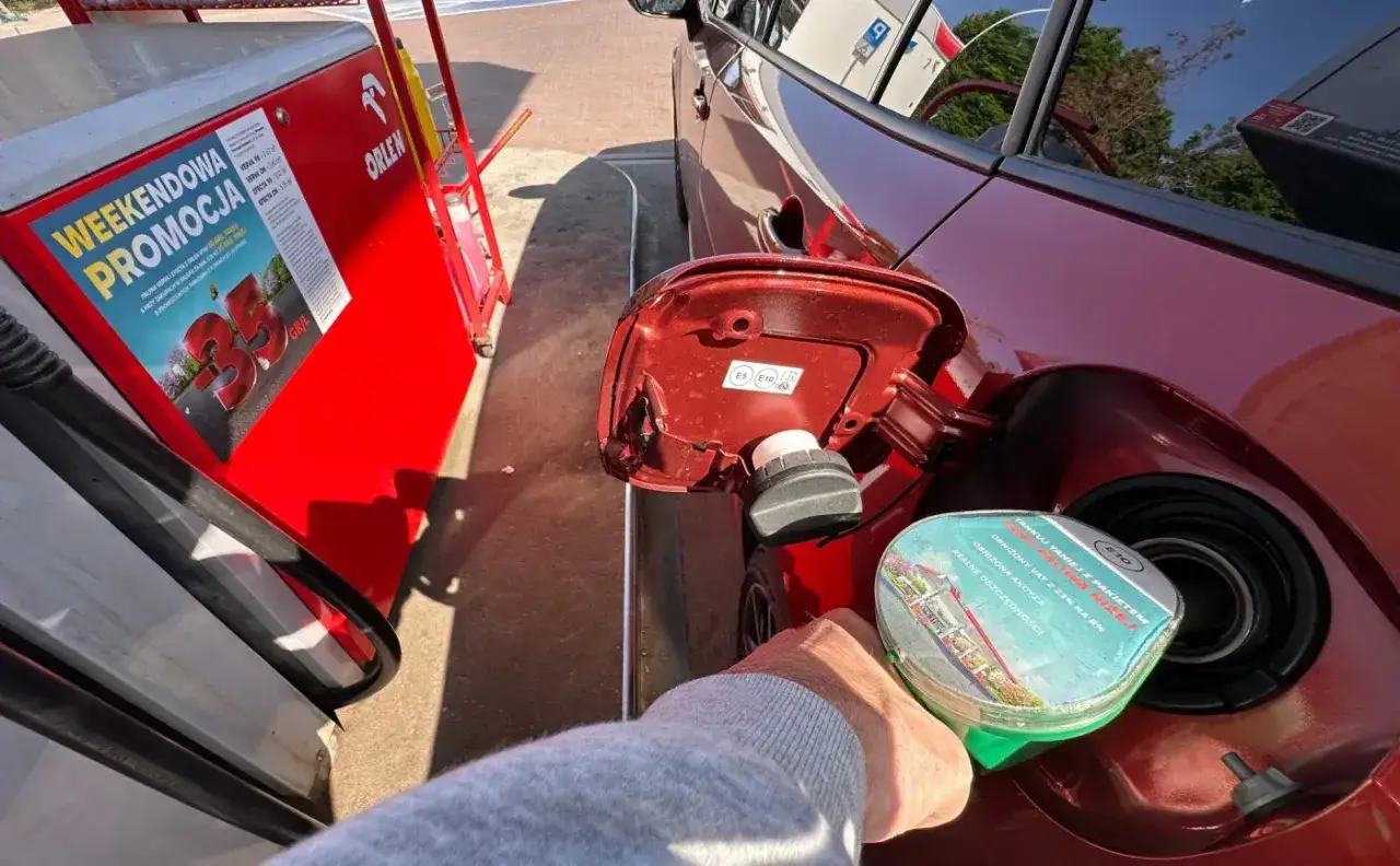 Ręka tankuje samochód na stacji Orlen. Czy warto tankować VERVA Diesel? Promocja na paliwo zachęca do tankowania.